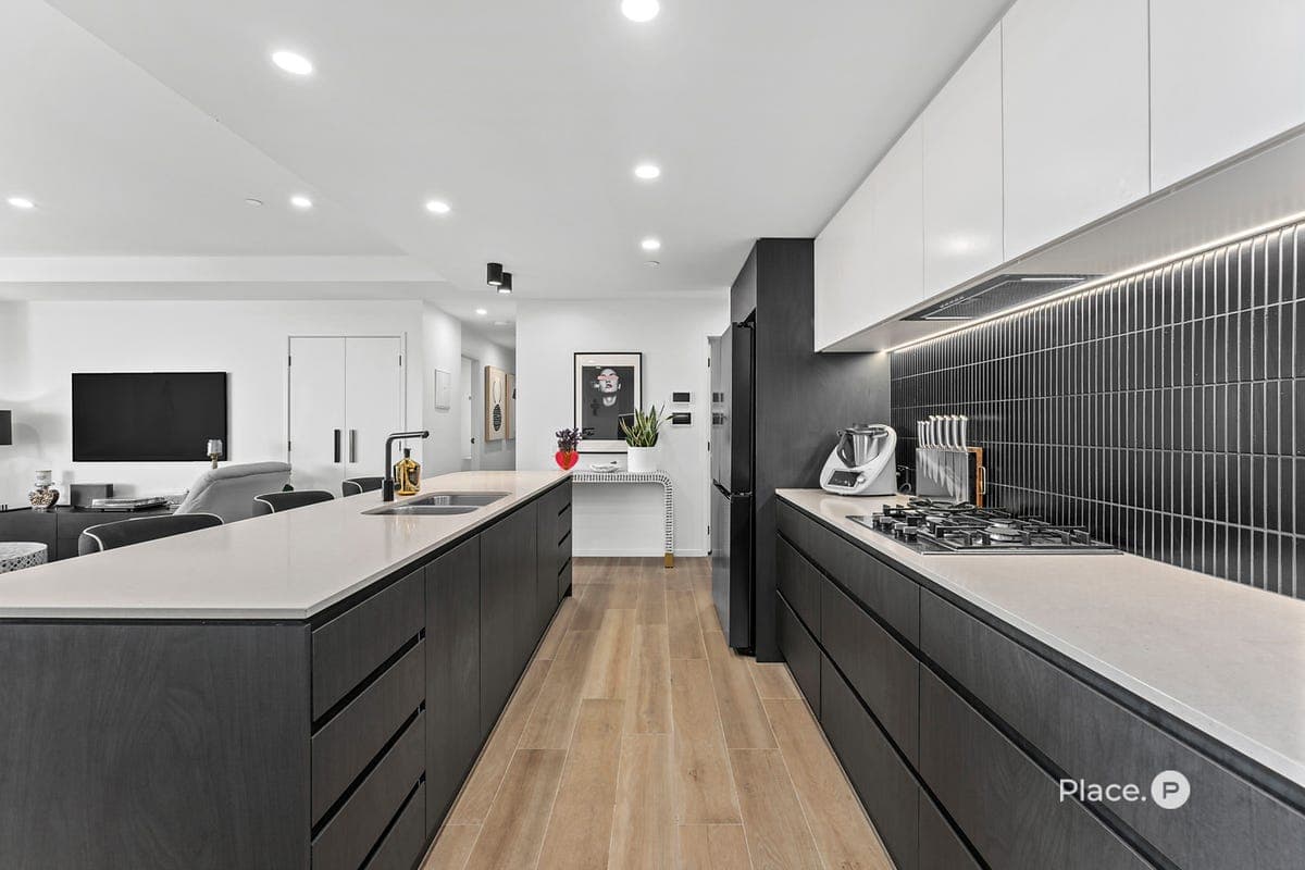 1706/10 Flora Street